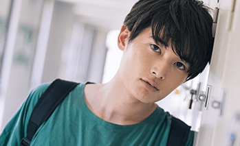 魅力的な容姿の男性